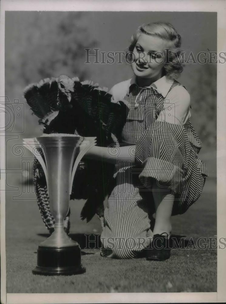 1936 Press Photo Miss Jeanne Struthers with Pilgrim Turkey Contender Best Bird - Historic Images