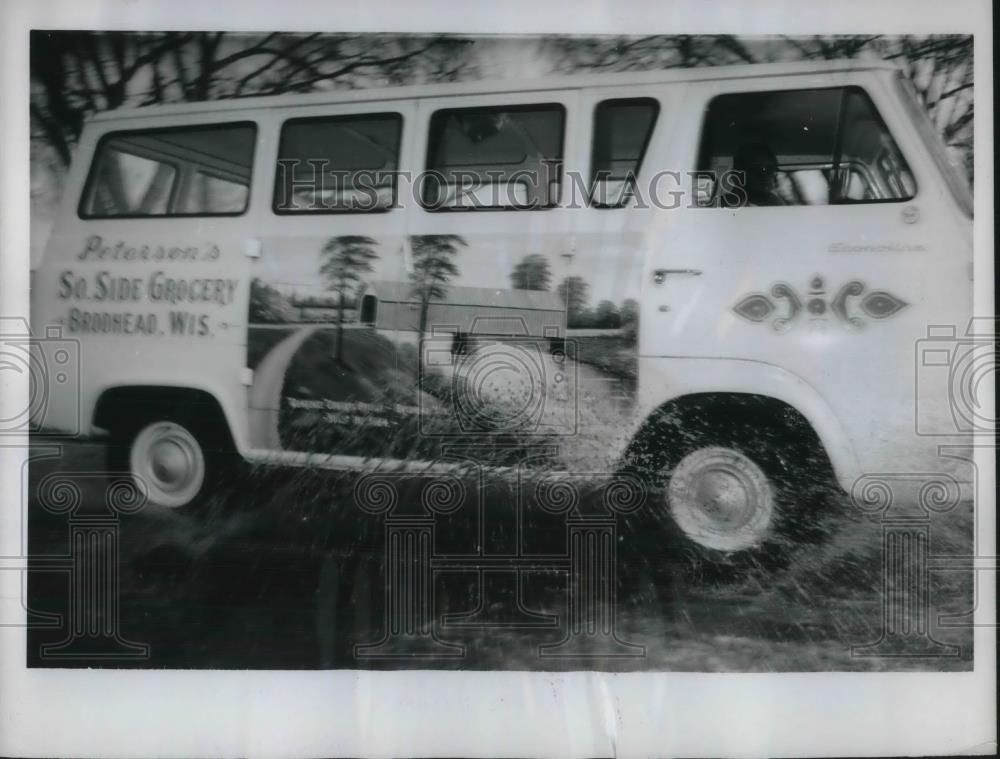 1962 Press Photo O&#39;Dean Peterson&#39;s Van with Wooden Bridge of Sugar River - Historic Images