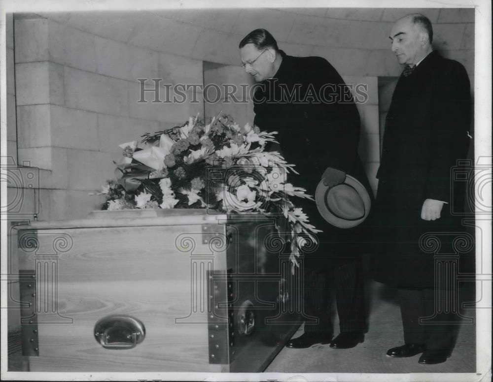 1942 Press Photo Count Edward Razcynski Lays Wreath On Casket - Historic Images