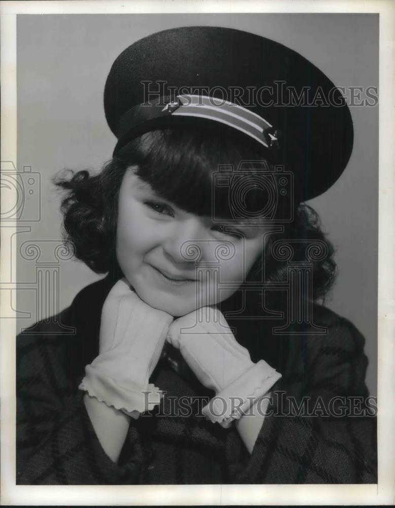 1942 Press Photo Sailor boy beret in felt on young girl - Historic Images