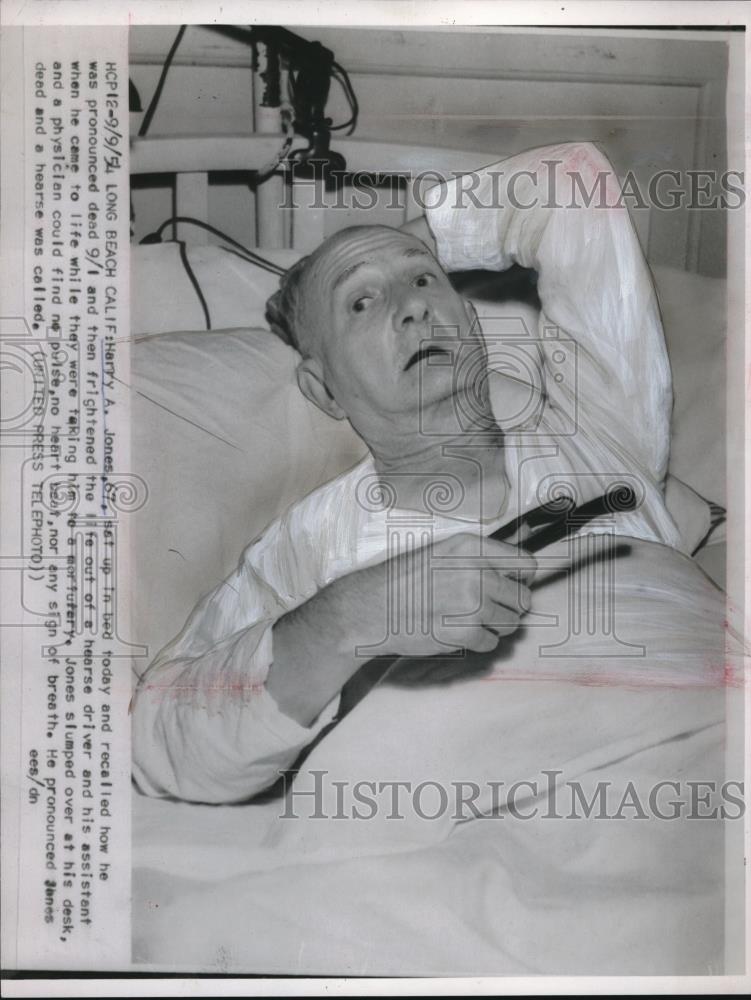 1954 Press Photo Harry A. Jones, 67, recalled how he was pronounced dead - Historic Images