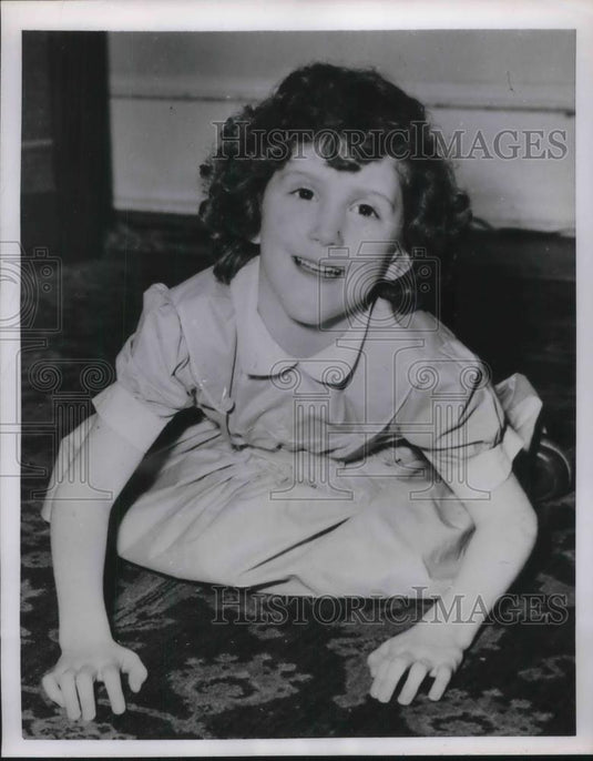 1954 Press Photo spina bifida victim Lilliam Berchem dances with her arms - Historic Images