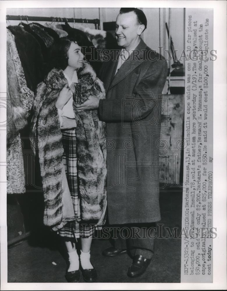 1952 Press Photo Chicago Barbara Manausa &amp; dad at fur auction of Mrs S Insull - Historic Images