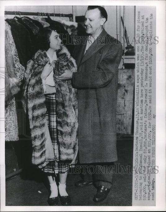 1952 Press Photo Chicago Barbara Manausa & dad at fur auction of Mrs S Insull - Historic Images
