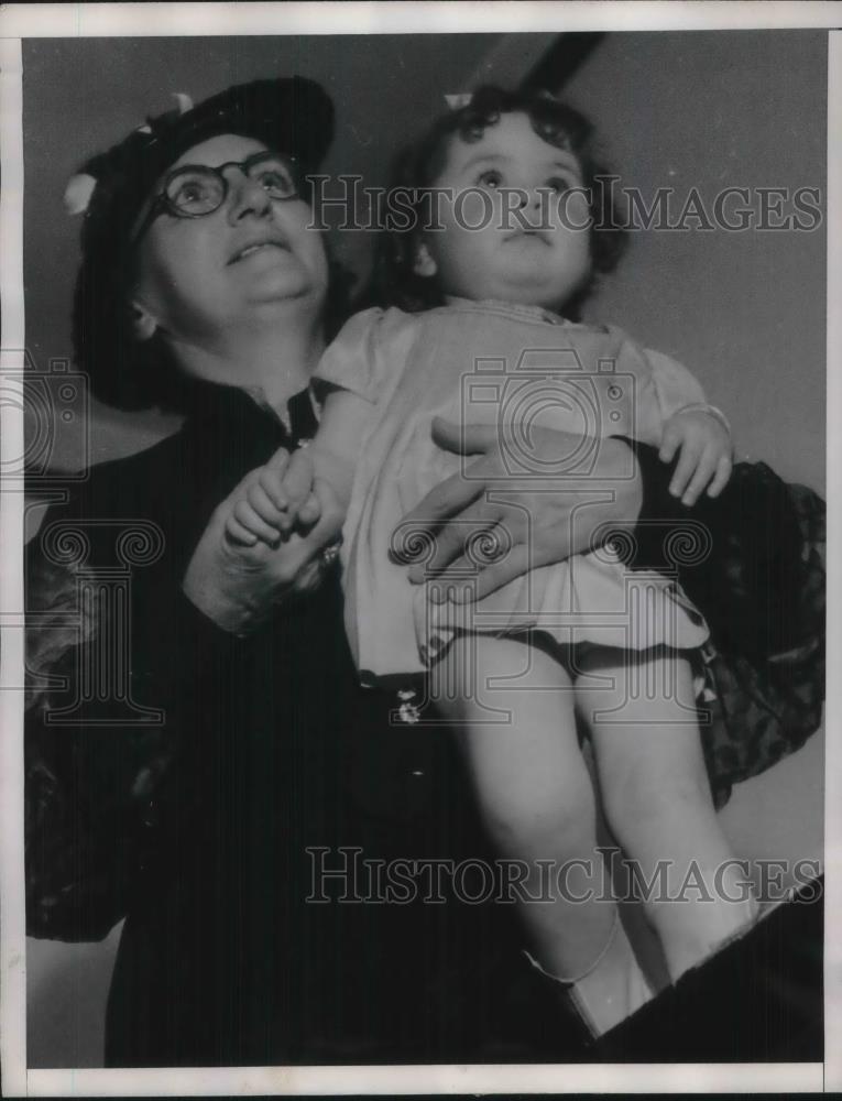 1936 Press Photo Patsy Doris May Age 2 Adopted by Grandparents Mrs Rose Key - Historic Images