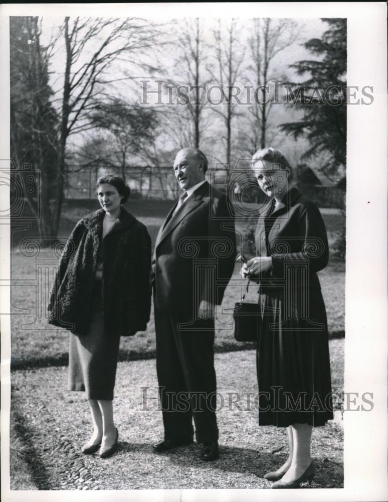 1957 Press Photo Lotte Multhaupt Libeth weurahn Konrad Adenauer - Historic Images