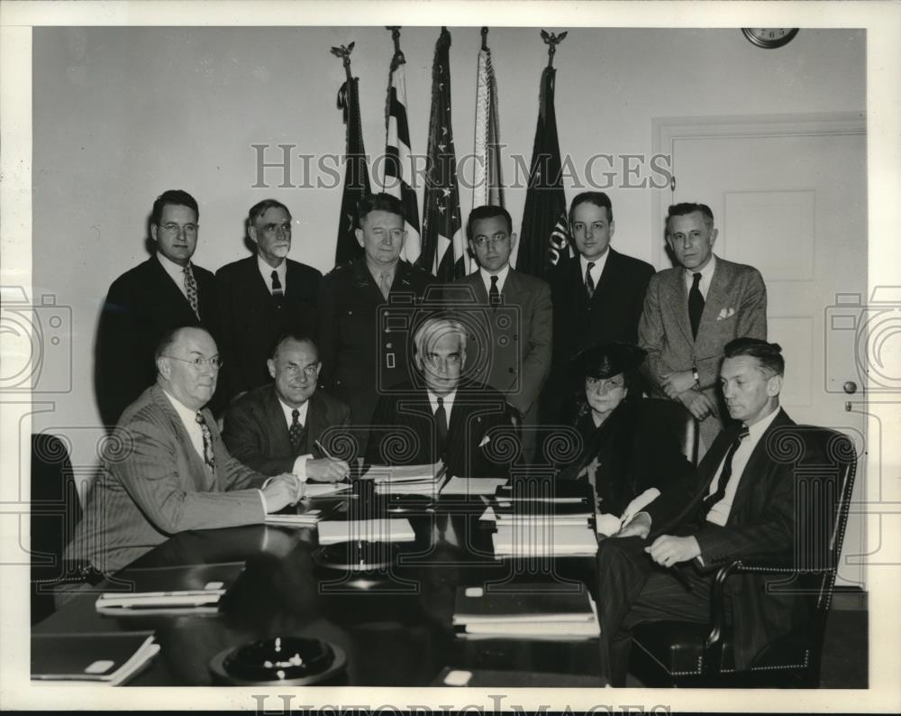 1942 Press Photo Members if Nine Man War Manpower Commission Meet in Washington - Historic Images