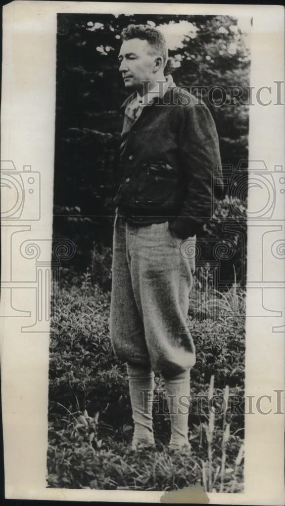 1930 Press Photo Donald Mockler Waiting For Searches to Come out of Woods - Historic Images