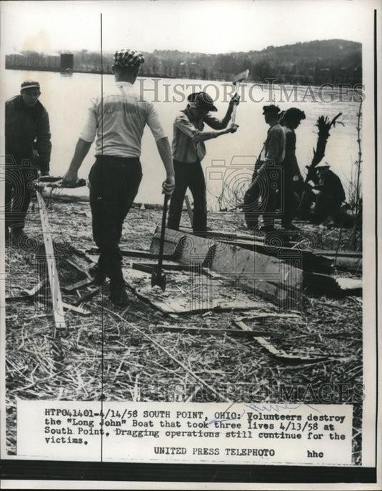 1958 Press Photo Volunteers destroying boat in South Point Ohio - Historic Images