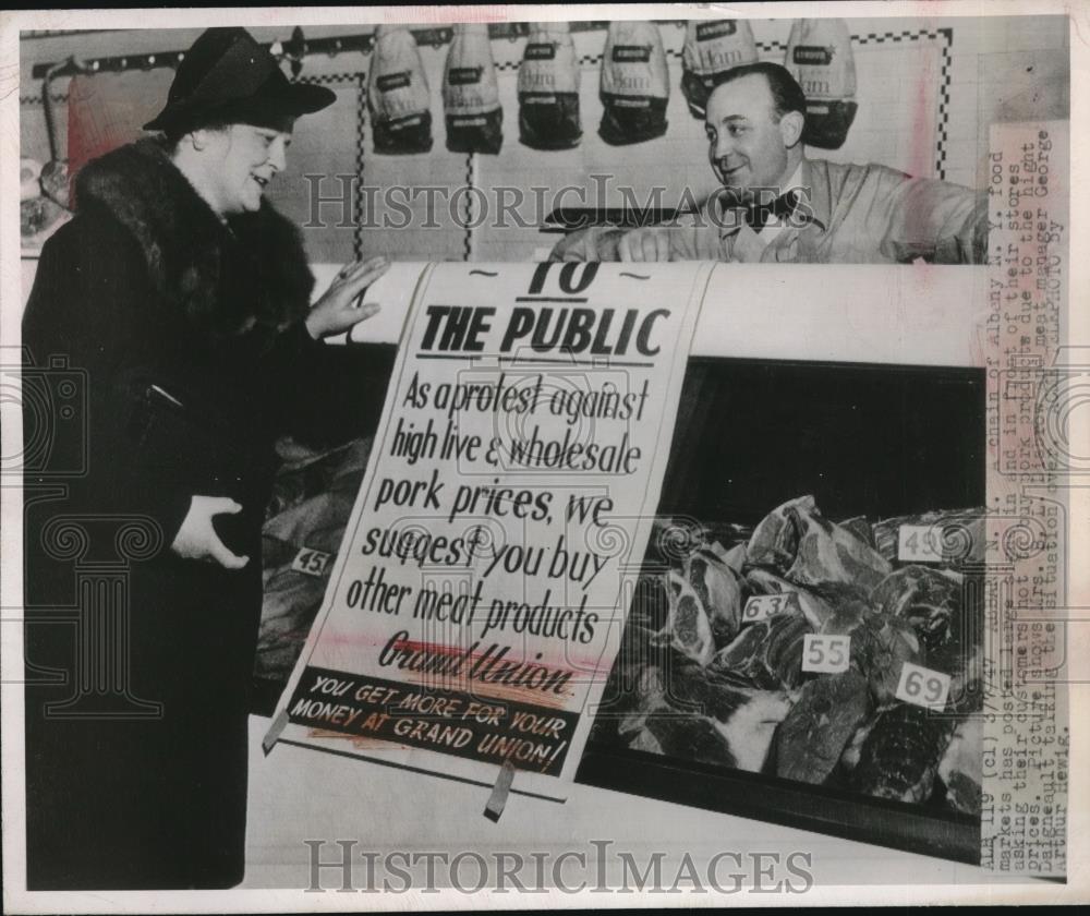 1947 Press Photo Mrs. B.L. Disbrow &amp; Meat Mgr. George Daigneault Talk Port Price - Historic Images