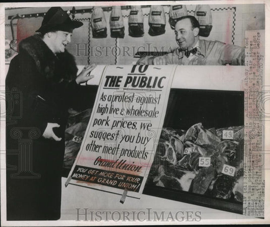 1947 Press Photo Mrs. B.L. Disbrow & Meat Mgr. George Daigneault Talk Port Price - Historic Images