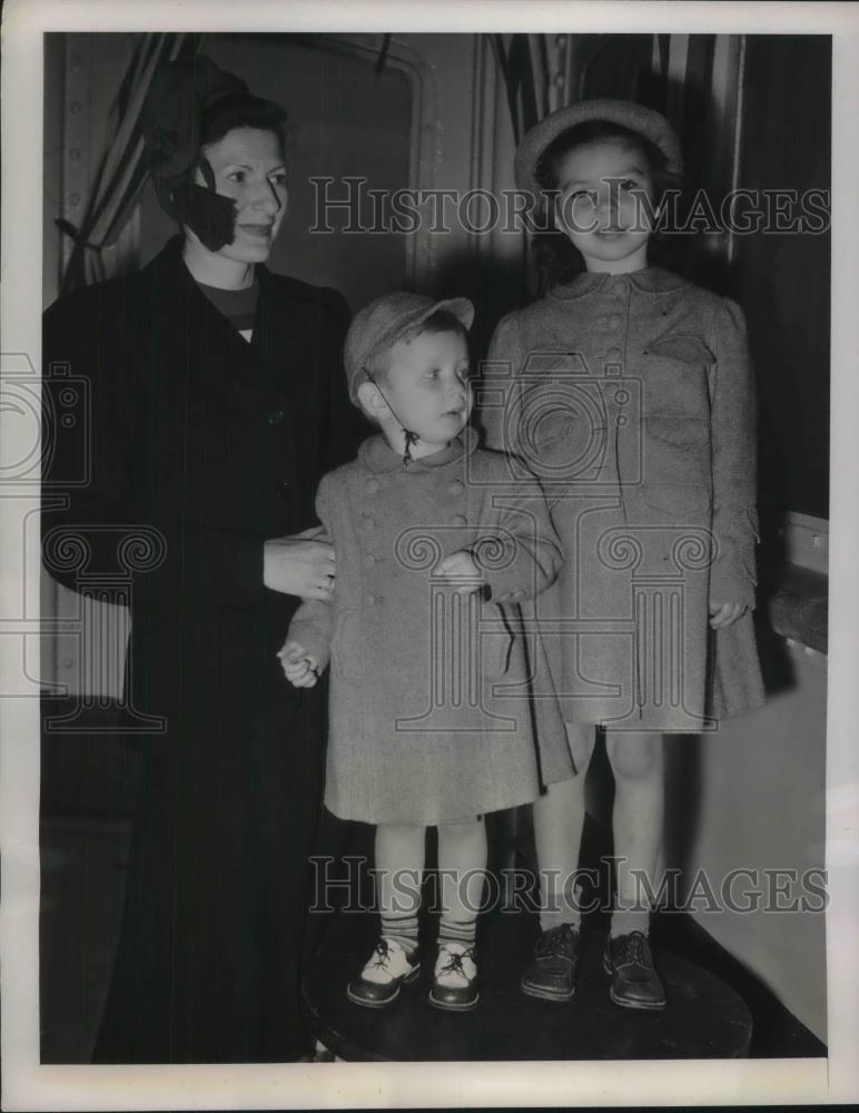 1941 Press Photo Mrs Alexander Rouelland &amp; children arrive in NY from Spain - Historic Images