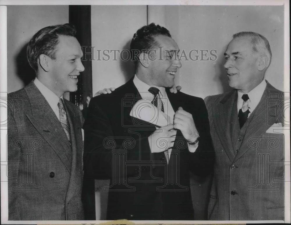 1949 Press Photo Chicago, A Lopatka, Irvin Rooks sign F Aschenbrenner to Hornets - Historic Images