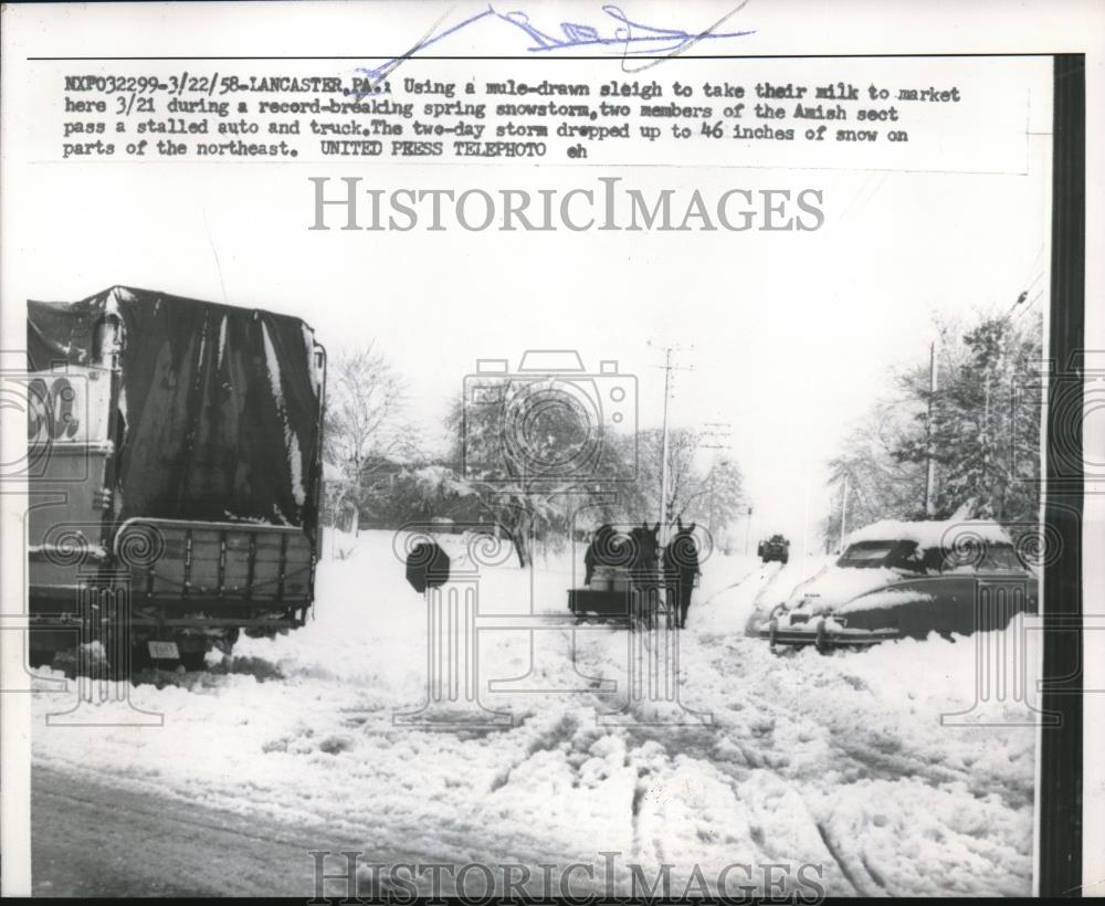 1958 Press Photo Amish In Mule Drawn Sleigh Travel Past Traffic Stalled In Snow - Historic Images