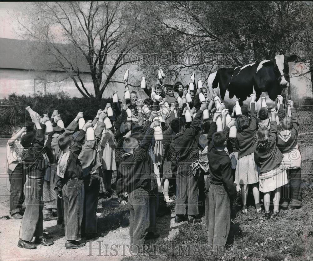 1954 Press Photo Children at Mooseheart, Ill farm celebrate Dairy month - Historic Images