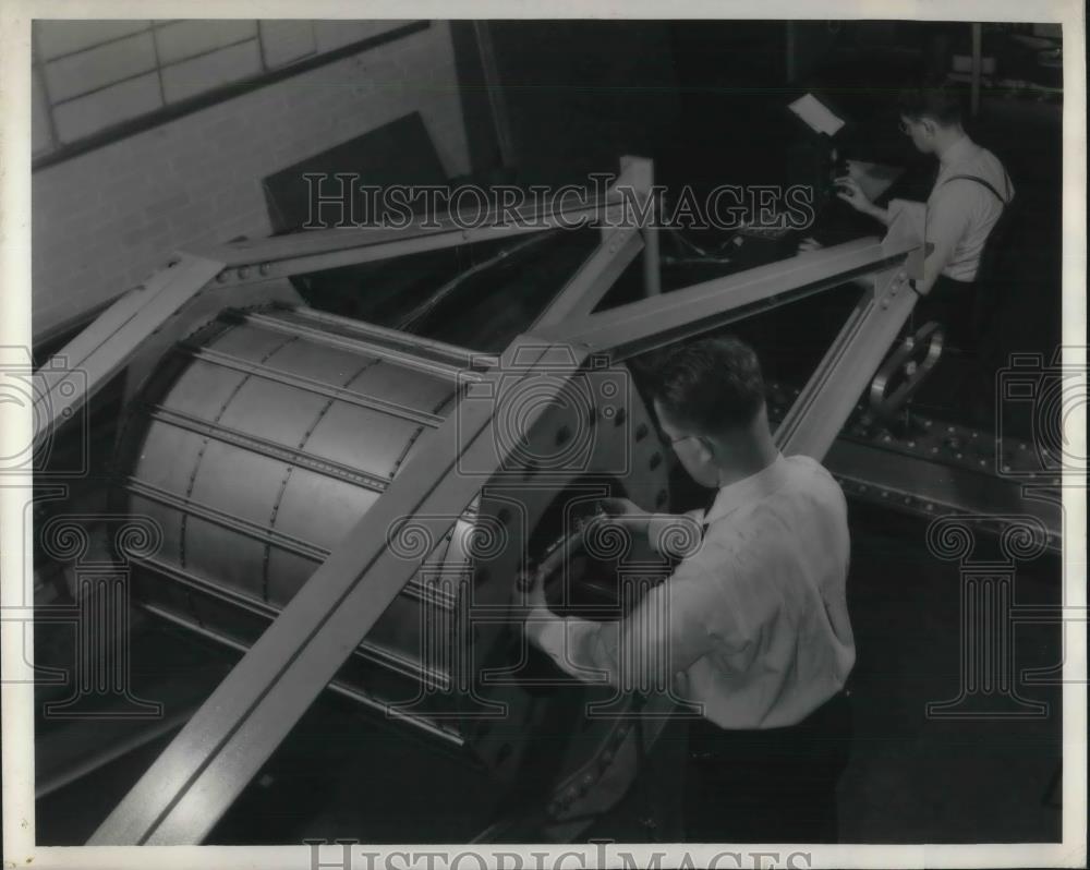 1944 Press Photo Engineers working at Aluminum Research Laboratories - Historic Images