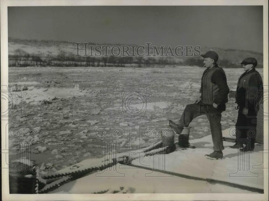 1940 Press Photo Harris Kent & Thomas Piggs watch ice floes on Ohio River - Historic Images