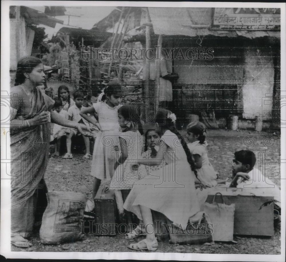 1967 Press Photo Children from Koymanagar, Bombay, India waiting to be evacuated - Historic Images