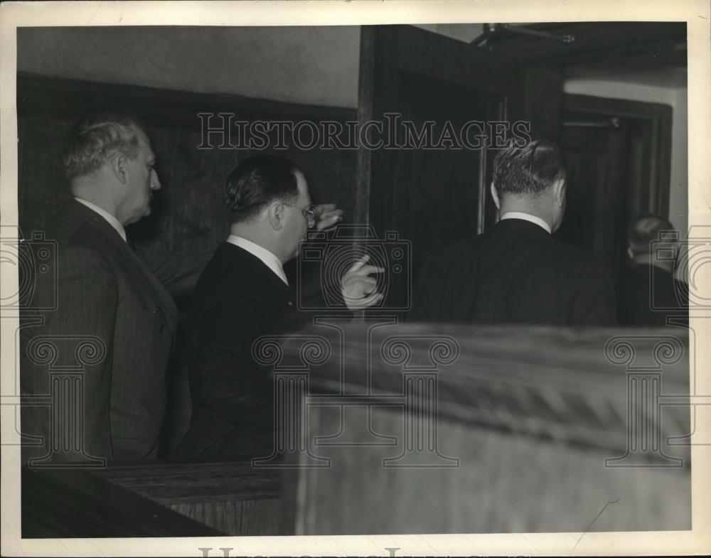 1938 Press Photo Moe Mcgee, Don Campbell and W.M. Cougar appearing in court - Historic Images