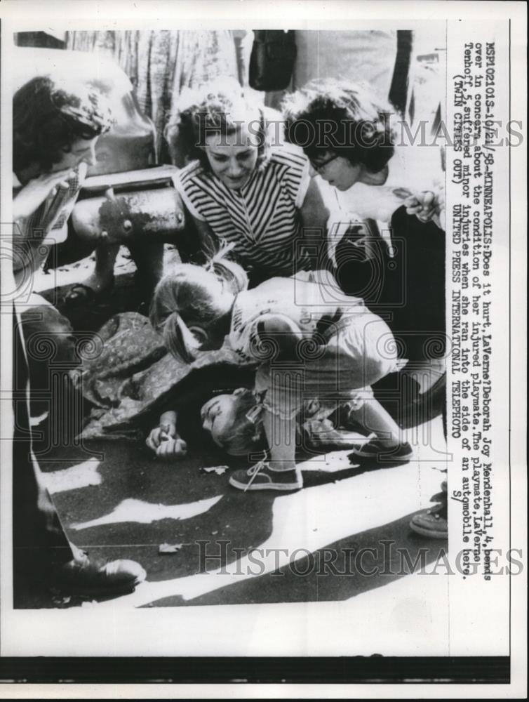 1958 Press Photo Deborah Joy Mendenhall,4, checks on LaVerne Tenhoff. 5 - Historic Images