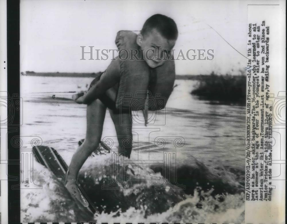 1962 Press Photo Kennewick, Wash Jim Vik, age 5 n his water skis - Historic Images