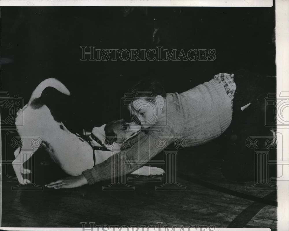 1946 Press Photo Chicago, Tommy Goslin &amp; dog at pet show - Historic Images