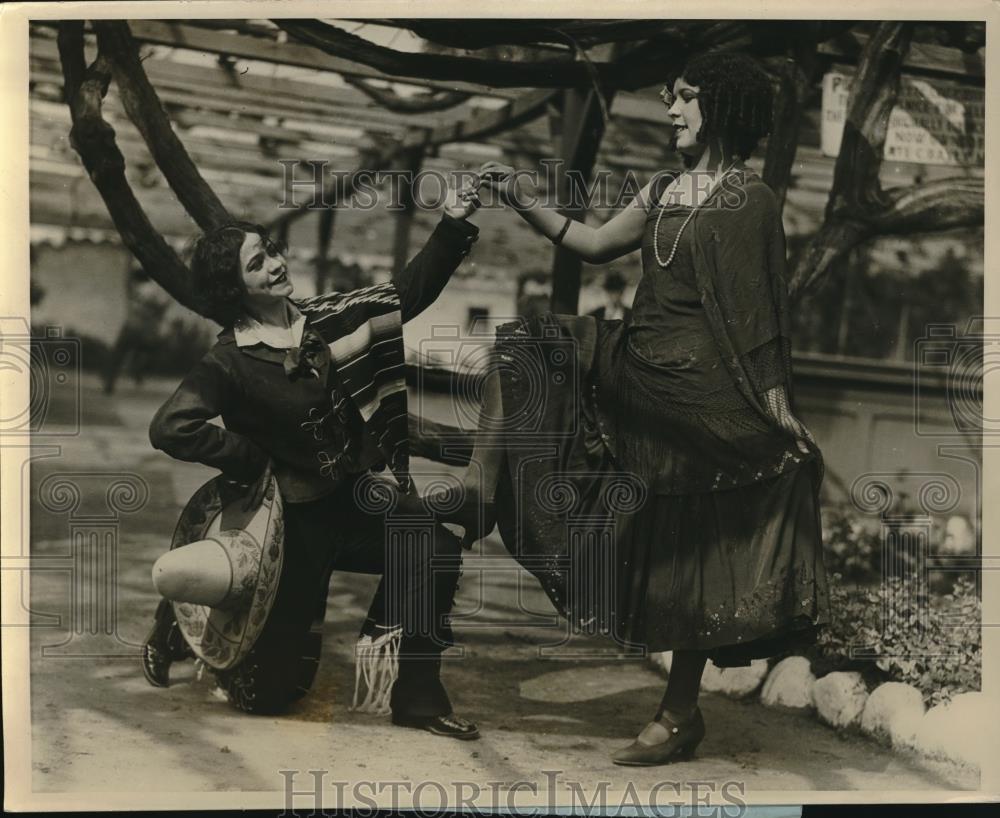 1926 Press Photo Solita Ruiz &amp; Lupita Vigare Perform In Passion Play - Historic Images