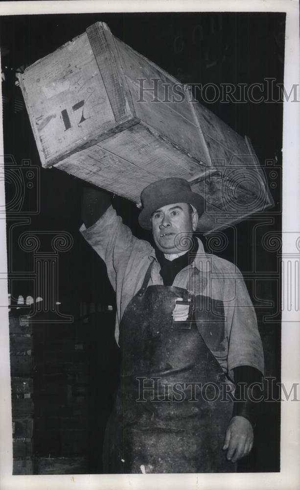 1946 Press Photo Paris , France central market Huskies workers - Historic Images