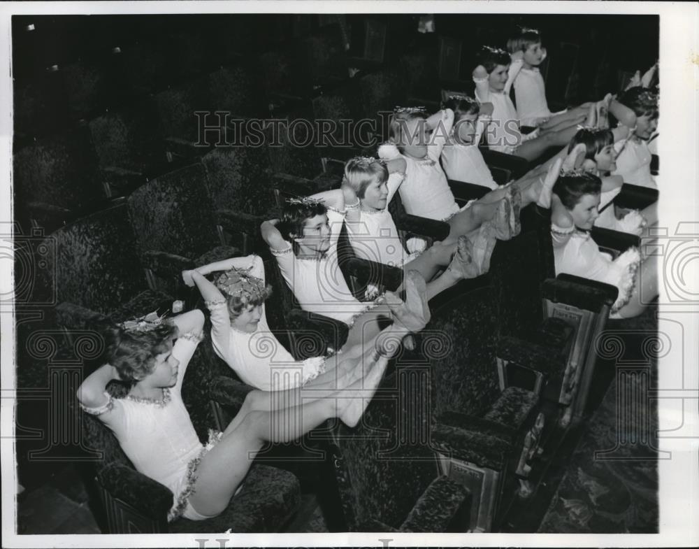 1961 Press Photo Break at Rehearsal at London&#39;s Scala Theater &quot;Snowflakes&quot; - Historic Images