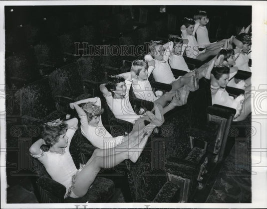 1961 Press Photo Break at Rehearsal at London's Scala Theater "Snowflakes" - Historic Images