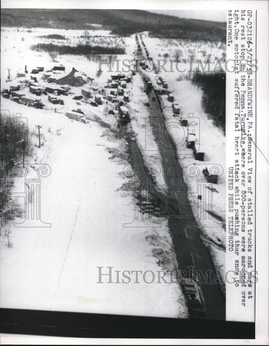 1958 Press Photo Cars & Trucks Marooned Over Nigh on Penna Turnpike - Historic Images