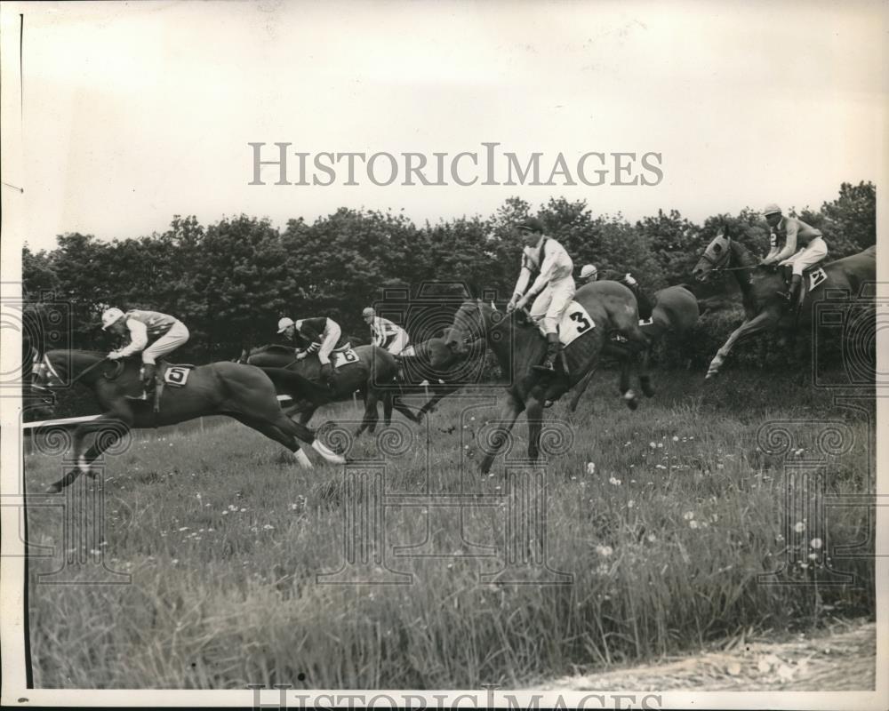 1940 Press Photo 1st Jump in Sir Wooster Steeplechase Race for 4 Year Olds - Historic Images