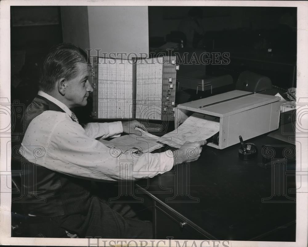 1949 Press Photo Dallas, Tx. Clerk Bill James at Pacific RR terminal - Historic Images