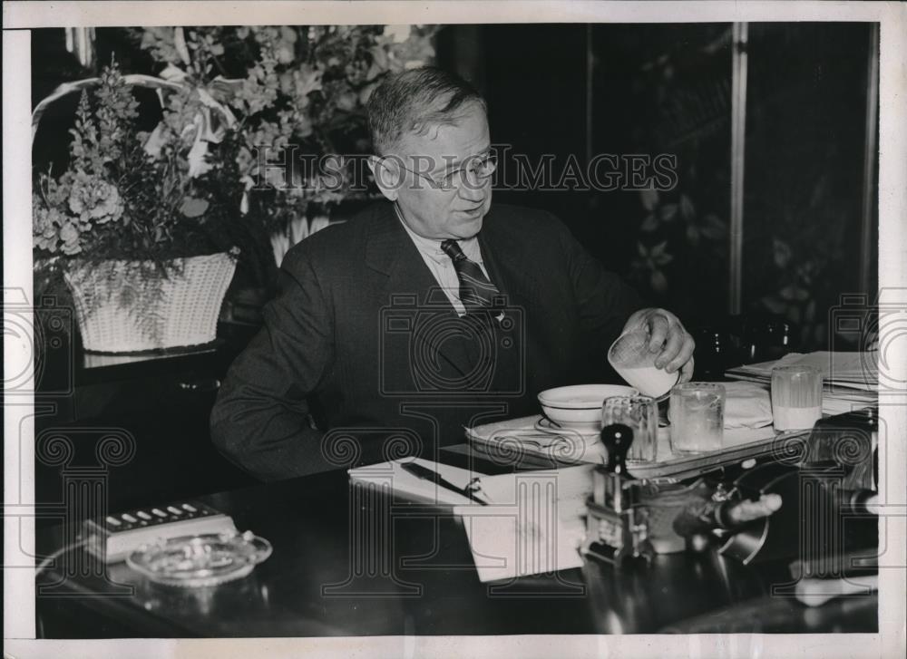 1937 Press Photo Secretary of the Interior Harold Ickes in Office Lunching - Historic Images