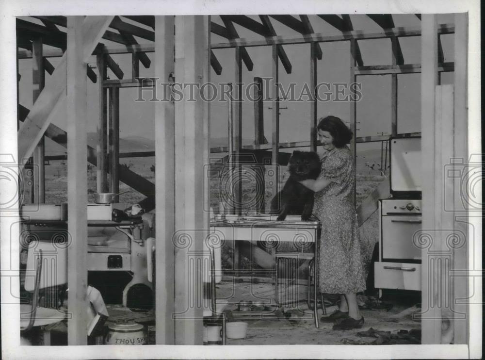 1944 Press Photo Mrs Goldie West She is Building Her Own Home She Lives In - Historic Images