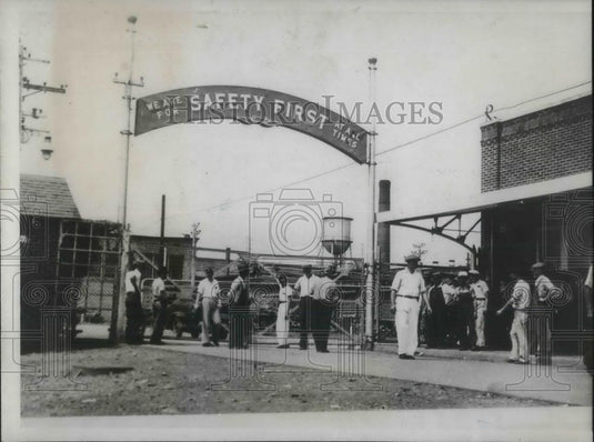 1934 Press Photo Picketing at Entrance of Aluminum Company of America Alcoa TN - Historic Images