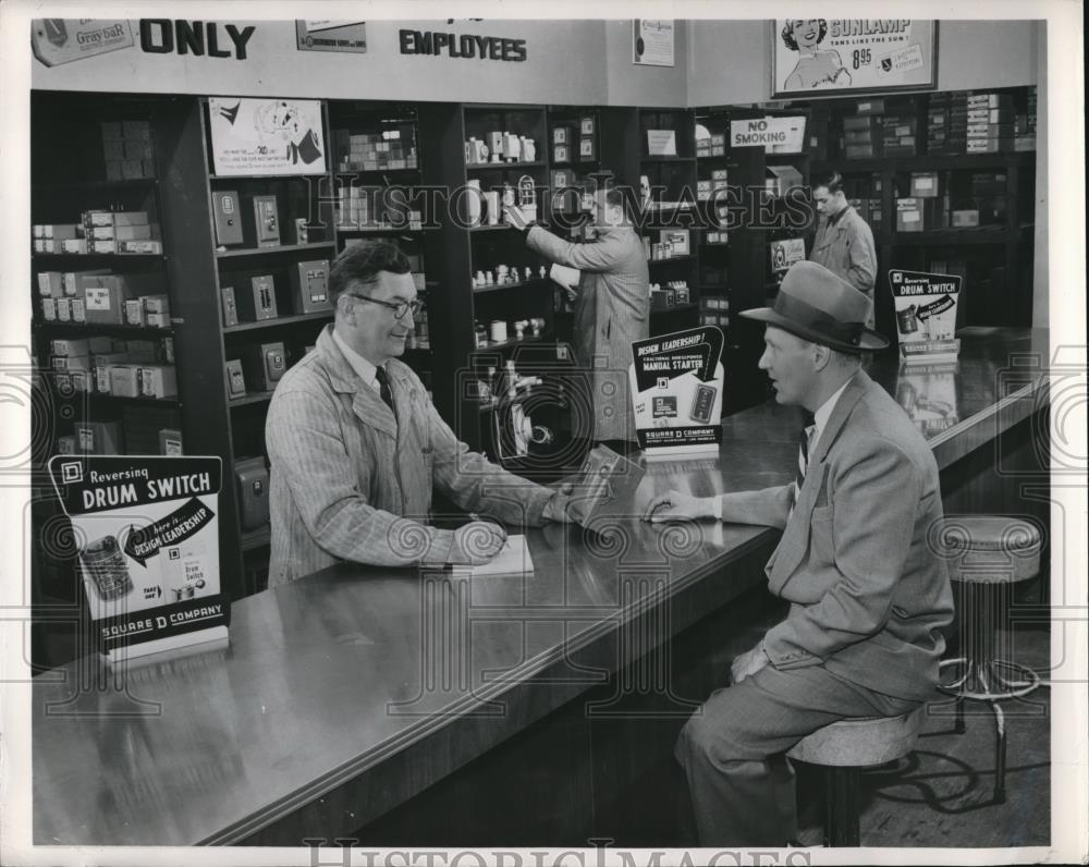 1954 Press Photo Scene in a Typical 1950&#39;s Drug Store - Historic Images