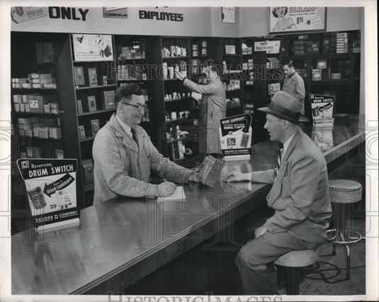 1954 Press Photo Scene in a Typical 1950's Drug Store - Historic Images