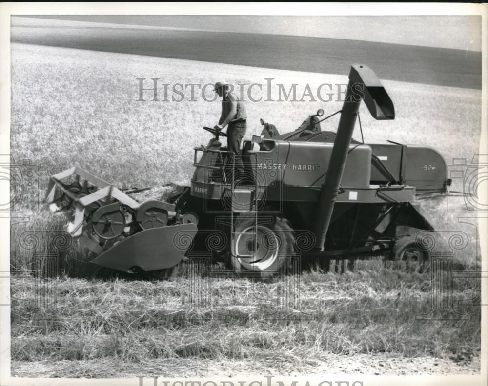 1963 Press Photo Farm combine descendent of invention of CH McCormick - Historic Images