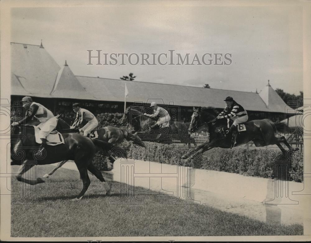 1936 Press Photo 2nd Race Bayonet Steeplechase Field Taking Jump Sabastapool Win - Historic Images