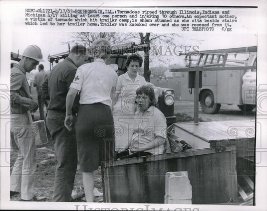 1963 Press Photo Bourbannaise, Ill victims of tornadoes at trailer camp - Historic Images