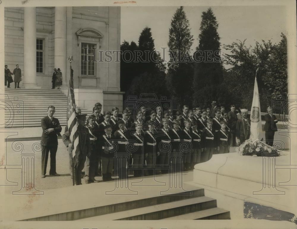 1926 Press Photo Orphan Boys placing wreath at the Tomb of the Unknown Soldier - Historic Images