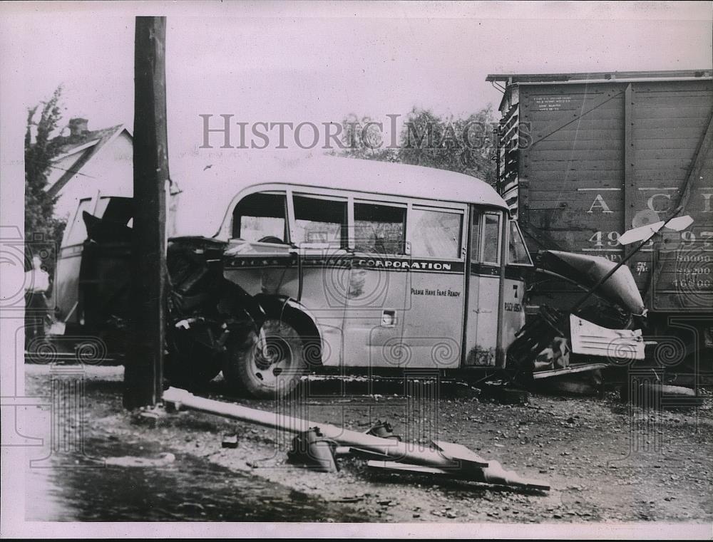 1935 Press Photo City bus struck by a train in Kokomo, Ind, 1 killed - neb80871 - Historic Images