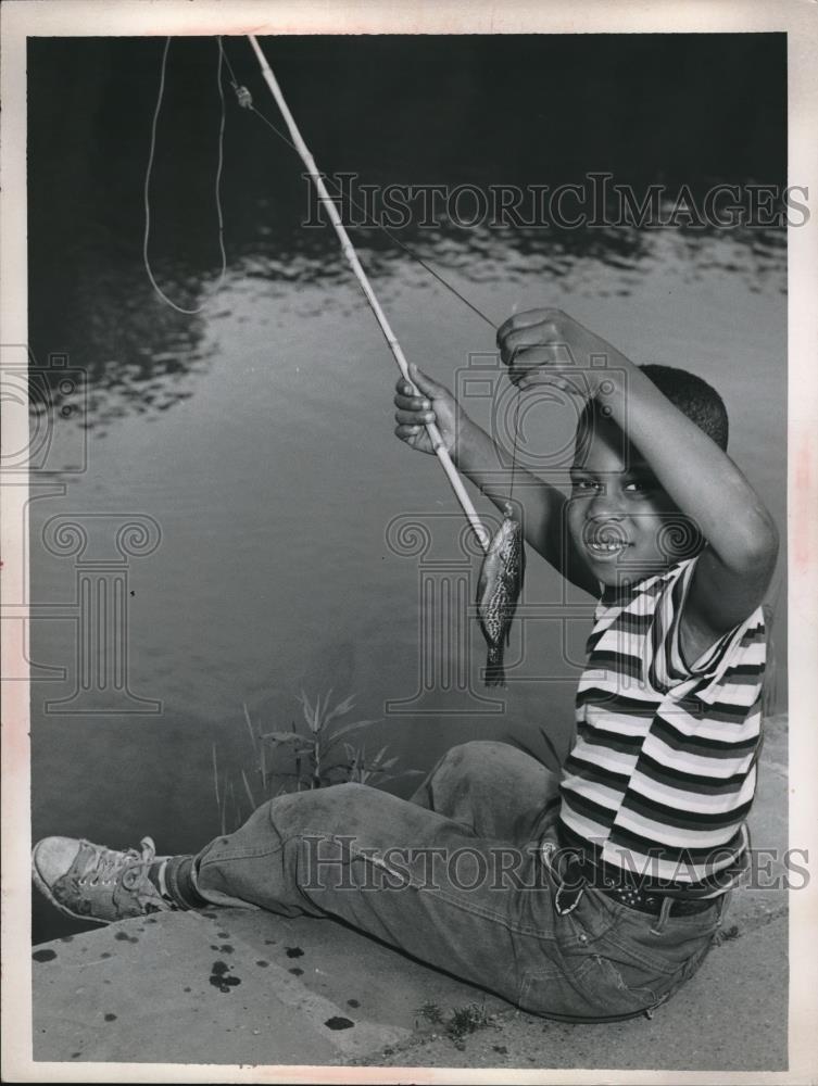 1960 Press Photo Gregory Madison With Fresh Fish - Historic Images