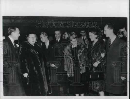 1964 Press Photo Families of Princes Magdalena & Prince Xavier meeting - Historic Images