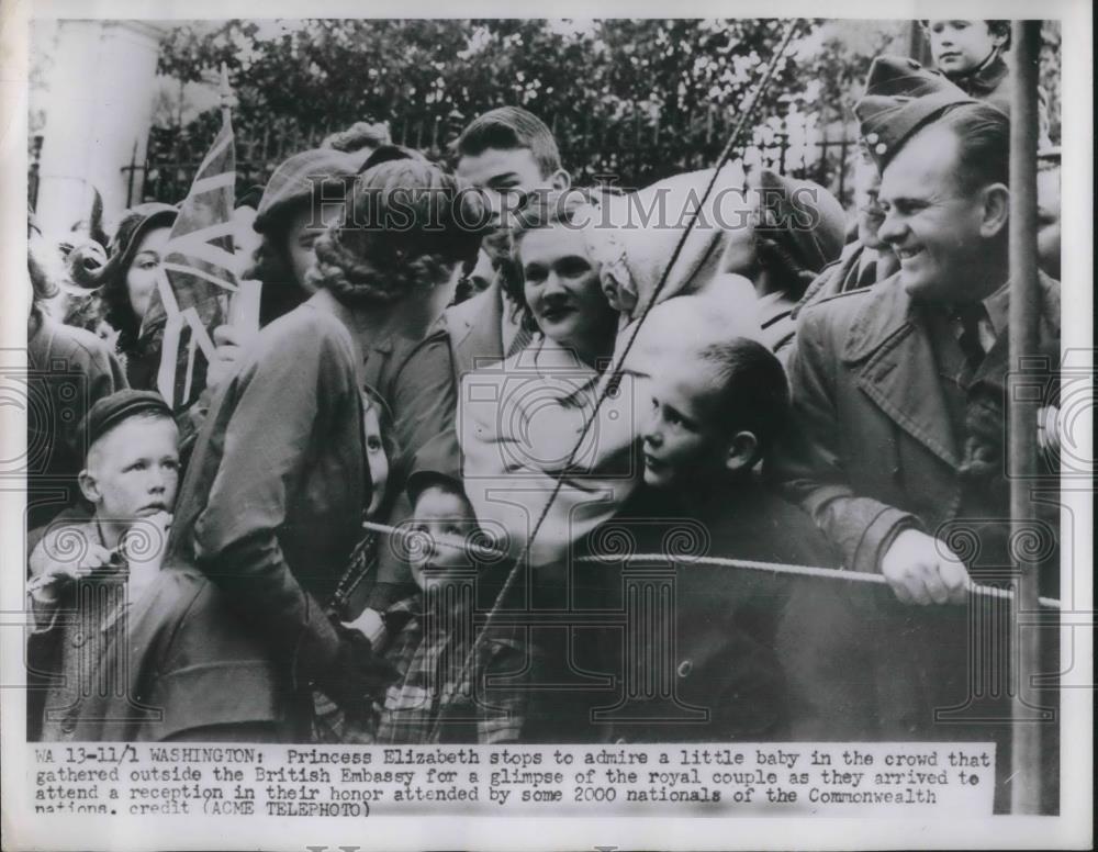 1951 Press Photo Princess Elizabeth Admiring Baby in Washington - Historic Images