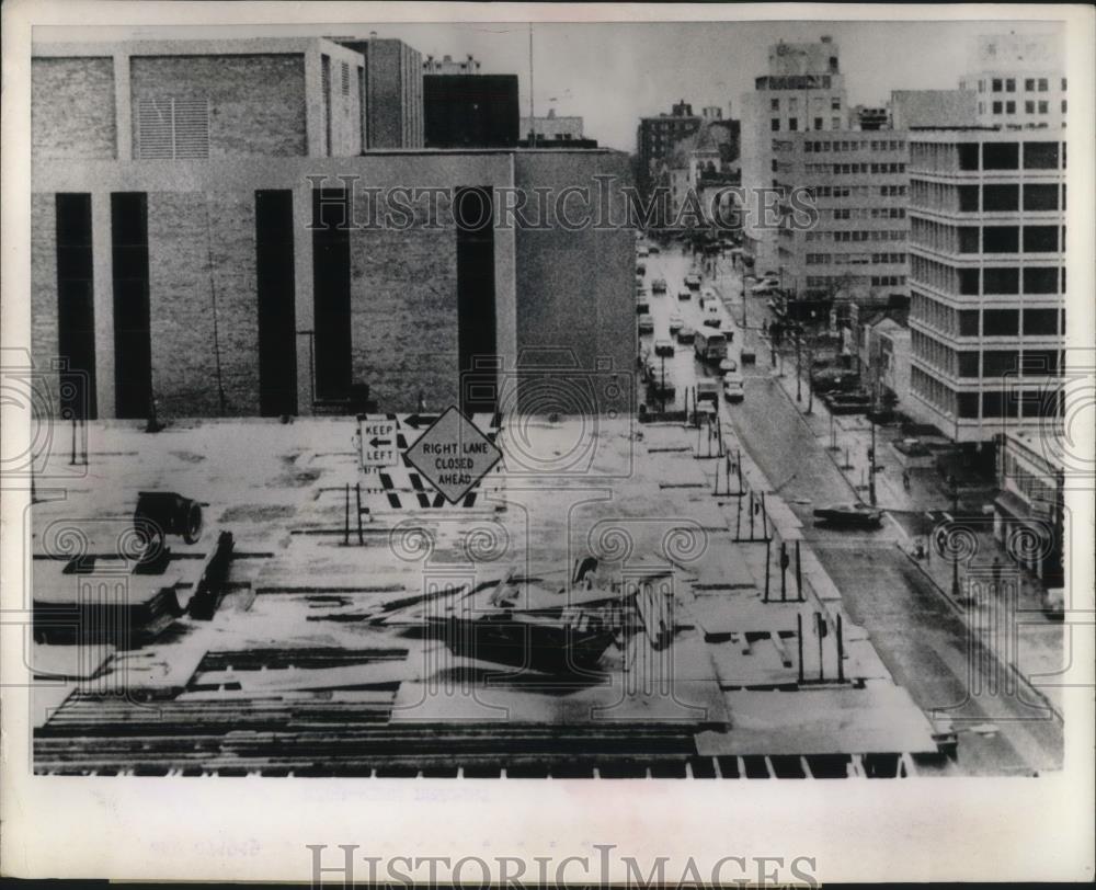 1971 Press Photo Traffic signs on top of the building under construction in WA - Historic Images