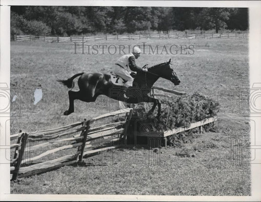 1947 Press Photo Chicago, Jim Helder rides Set Fair at Oak Brrok Polo club show - Historic Images