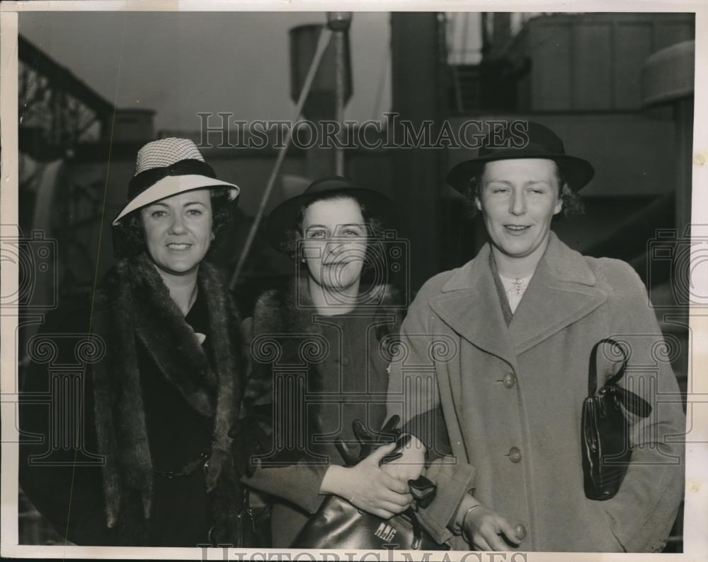 1940 Press Photo NYC, Mrs JSP Armstrong,Mrs JE Ganonge,Mrs K White of Canada - Historic Images