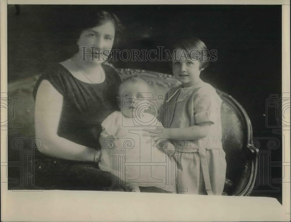 1926 Press Photo Mrs Hodge, Wife of Labor Leader and Children - neb84741 - Historic Images